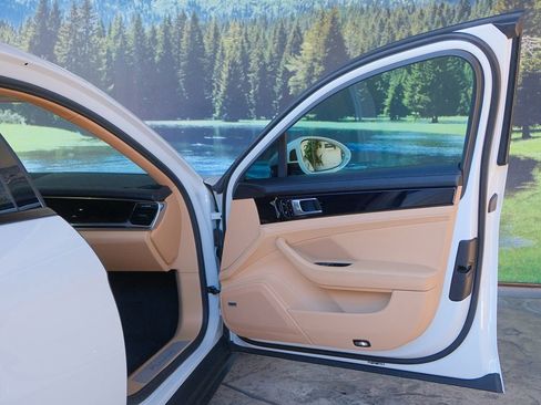 Used 2017 Porsche Panamera image 29