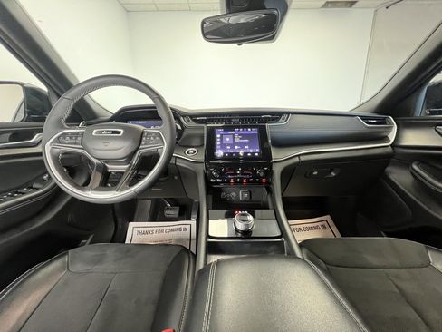 Used 2024 Jeep Grand Cherokee Altitude image 10