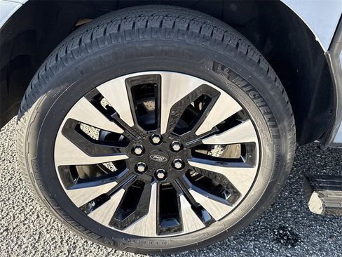 Used 2025 Ford Expedition Max Platinum w/ Driver's Package image 17