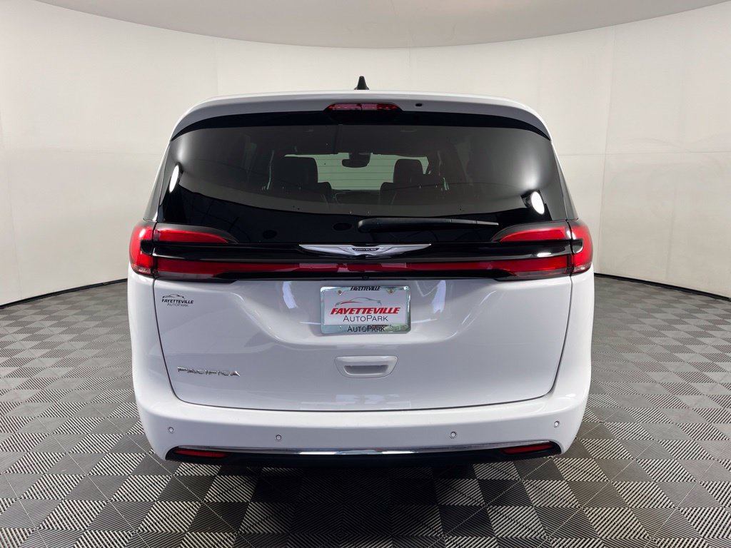 Used 2025 Chrysler Pacifica Select FWD image 8