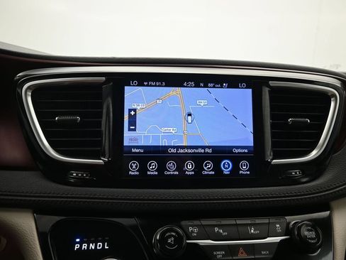 Used 2017 Chrysler Pacifica Limited w/ UConnect Theater Package FWD image 17