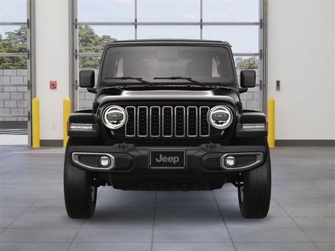 Used 2025 Jeep Wrangler Sahara image 8