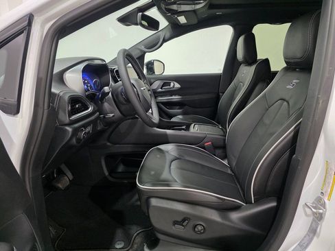 New 2026 Chrysler Pacifica Limited w/ S Appearance Package image 16