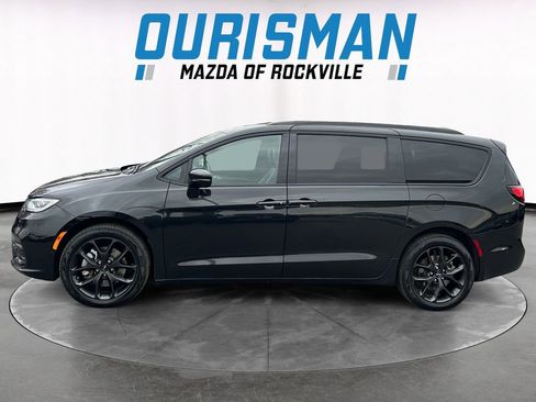 Used 2021 Chrysler Pacifica Touring-L w/ Uconnect Theater Family Group image 3