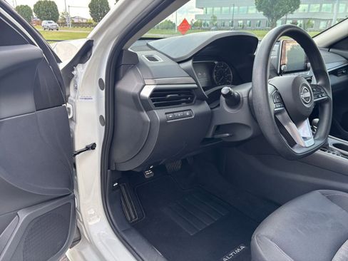 Used 2025 Nissan Altima 2.5 SV FWD image 34
