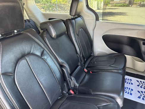 Used 2019 Chrysler Pacifica Touring Plus w/ Tire & Wheel Group FWD image 9