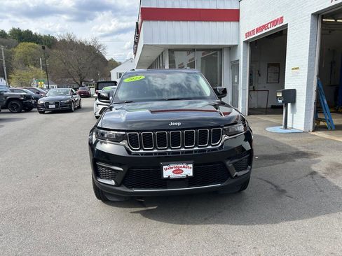 Used 2024 Jeep Grand Cherokee Laredo X image 2