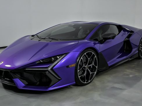 Used 2024 Lamborghini Revuelto image 4