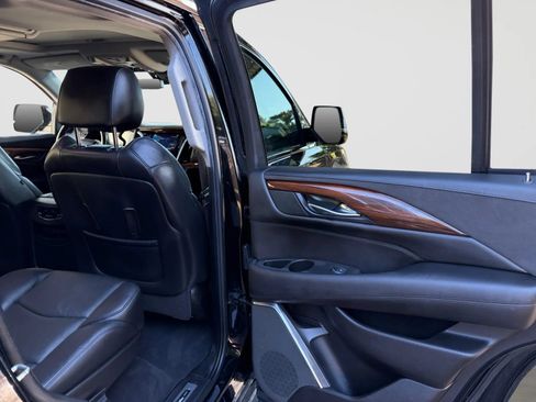 Used 2017 Cadillac Escalade Luxury AWD/4WD image 18