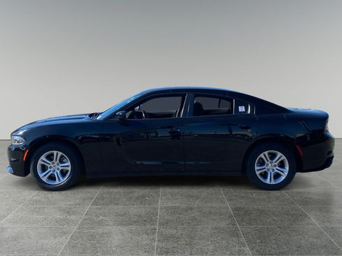 Used 2022 Dodge Charger SXT RWD image 2