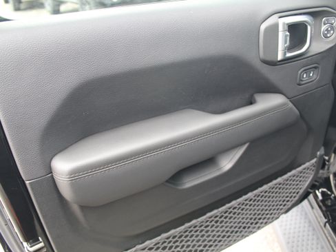 Used 2021 Jeep Wrangler Unlimited Sahara image 7