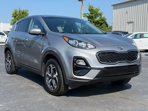 Used 2022 Kia Sportage LX image 2