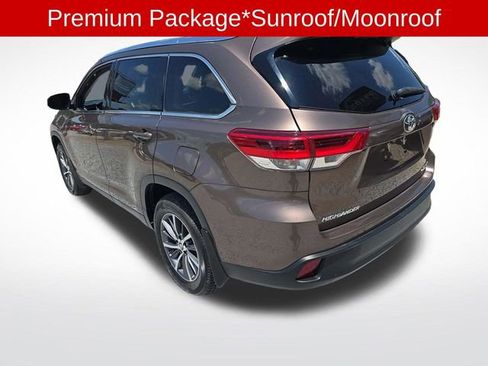 Used 2019 Toyota Highlander XLE AWD/4WD image 2