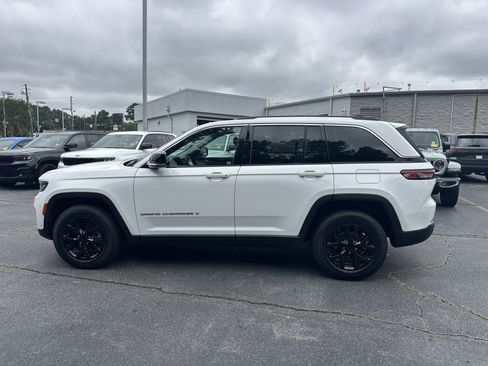 Used 2024 Jeep Grand Cherokee Limited w/ Luxury Tech Group II RWD image 6