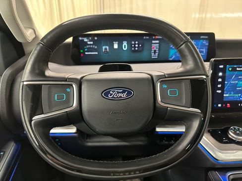 Used 2025 Ford Expedition Platinum image 32