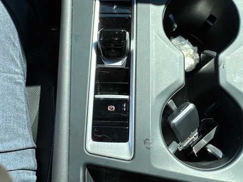 Used 2025 Volkswagen Atlas SE FWD image 7