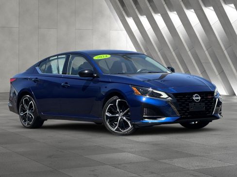 Used 2024 Nissan Altima 2.5 SR FWD image 2