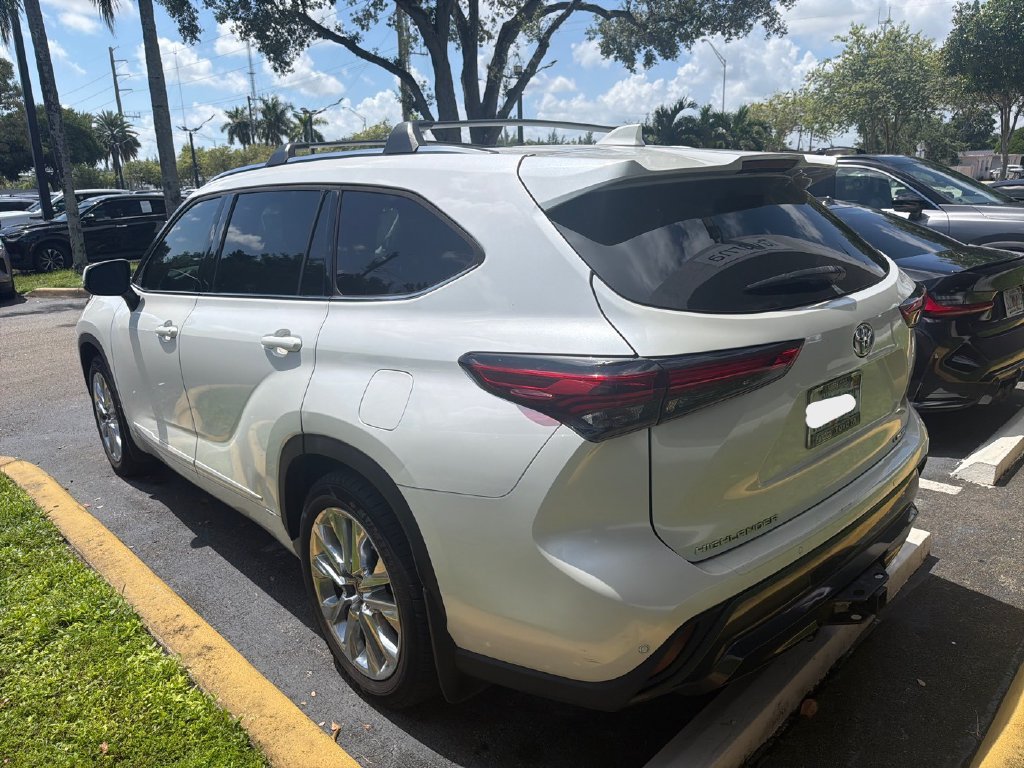 Used 2021 Toyota Highlander Limited FWD image 4