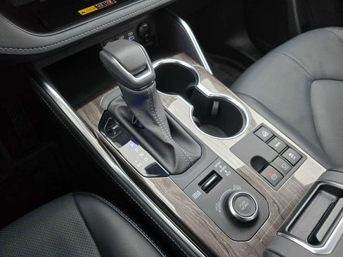 Certified 2025 Toyota Highlander Platinum image 39