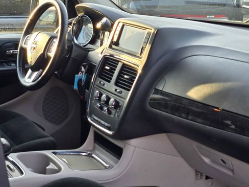 Used 2016 Dodge Grand Caravan SXT w/ UConnect Hands-Free Group image 10