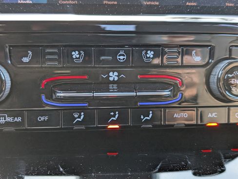 Used 2025 Jeep Grand Cherokee Limited w/ Luxury Tech Group II image 33