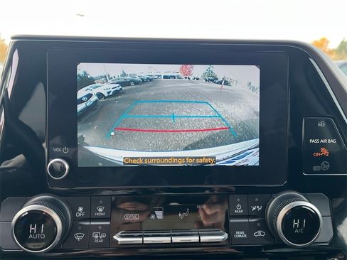 Used 2024 Toyota Highlander LE image 23