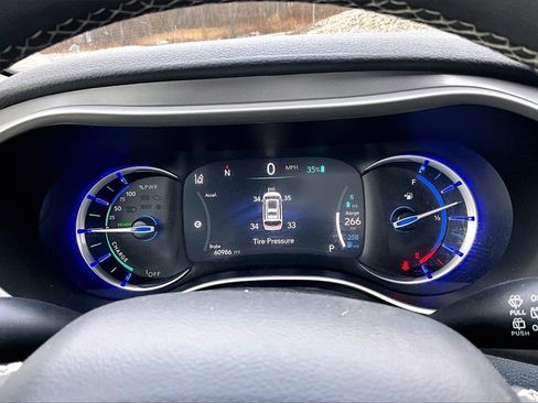 Used 2023 Chrysler Pacifica Touring-L image 18