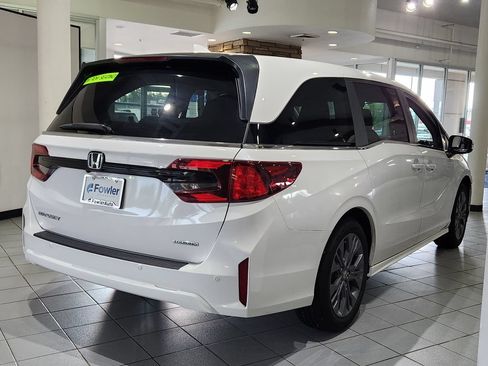 New 2026 Honda Odyssey Touring image 7