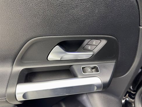 Used 2023 Mercedes-Benz EQB 300 4MATIC image 37