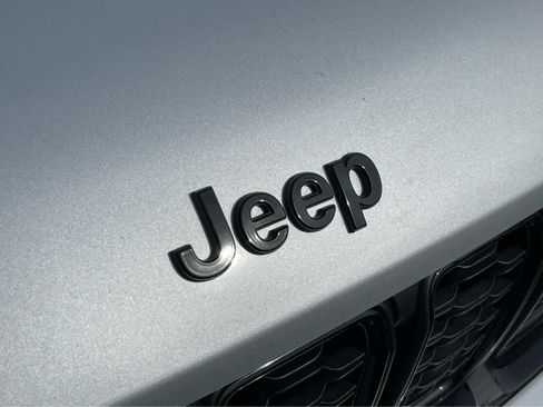 New 2025 Jeep Grand Cherokee Altitude image 8