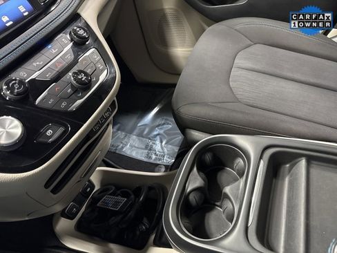 Used 2021 Chrysler Pacifica Touring w/ Cold Weather Group image 23
