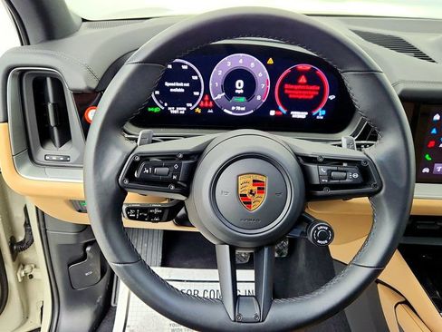 Used 2024 Porsche Cayenne w/ Premium Package Plus image 13