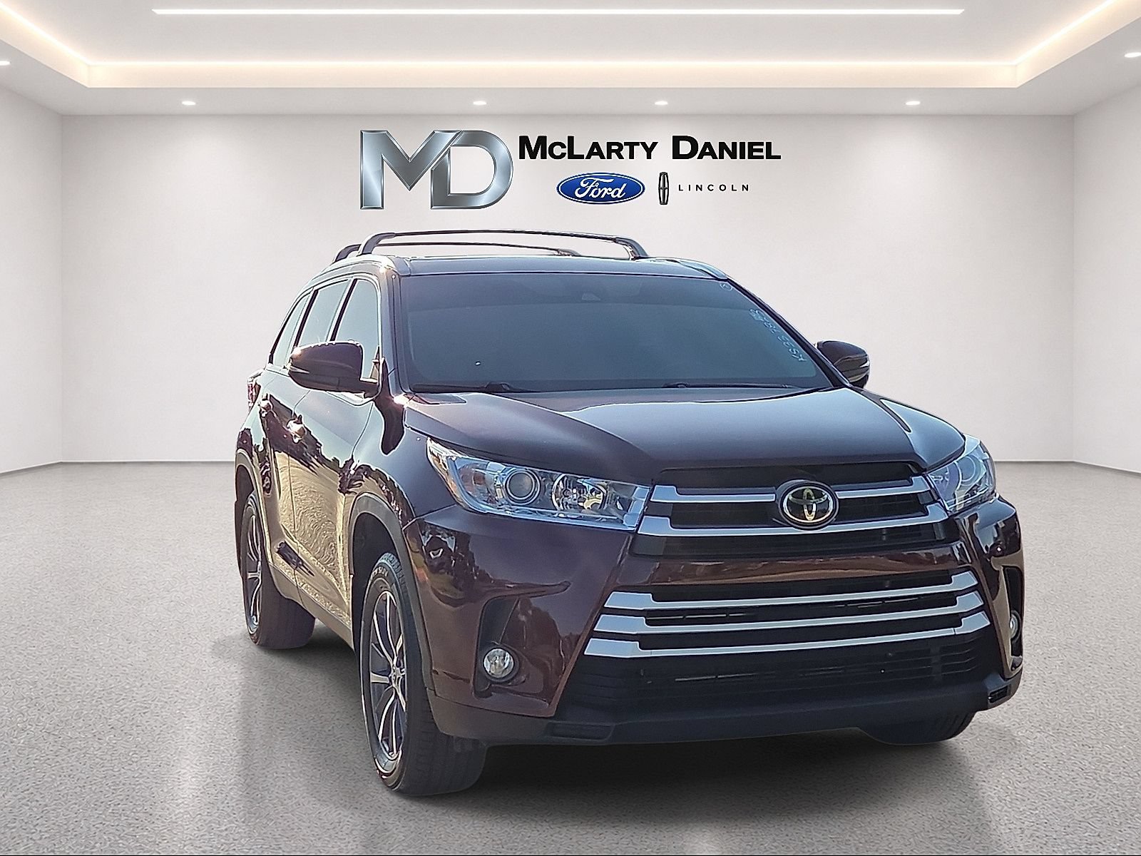 Used 2019 Toyota Highlander XLE FWD image 1