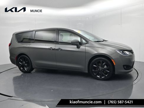 Used 2020 Chrysler Pacifica Touring w/ Advanced Safetytec Group FWD image 1