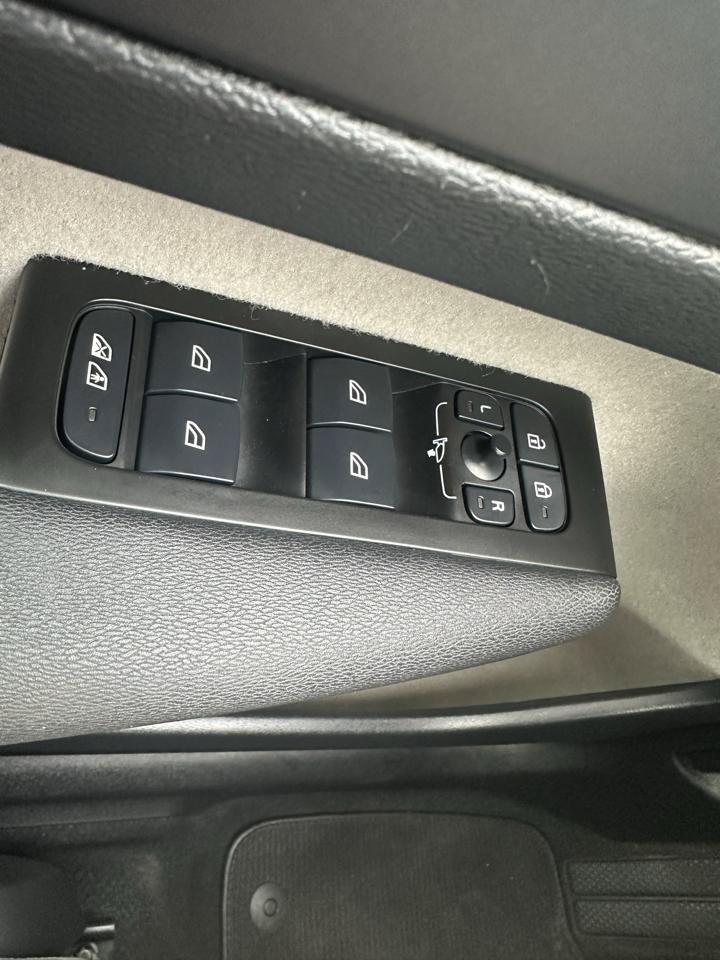 Used 2021 Volvo XC40 T4 Inscription FWD image 13
