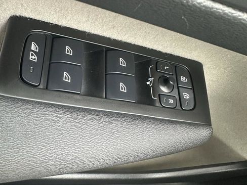 Used 2021 Volvo XC40 T4 Inscription FWD image 13