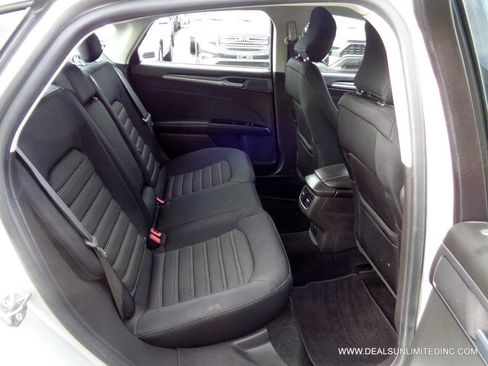 Used 2015 Ford Fusion SE image 19