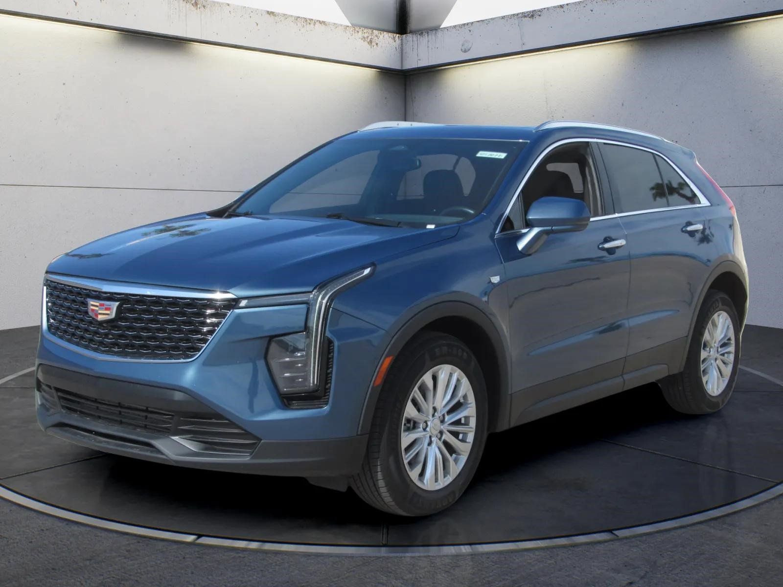 Used 2024 Cadillac XT4 Luxury w/ Cold Weather Package FWD image 1