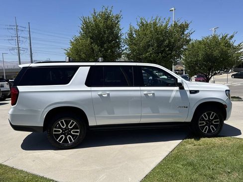 Used 2023 GMC Yukon XL AT4 w/ AT4 Premium Package AWD/4WD image 8