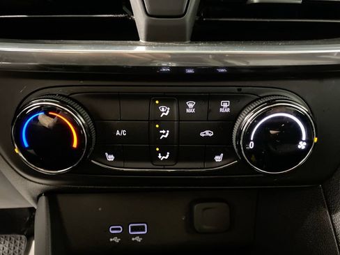 Certified 2024 Buick Encore GX Preferred w/ Comfort Package FWD image 18