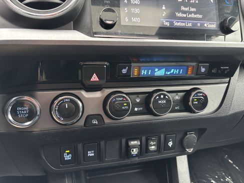 Used 2018 Toyota Tacoma TRD Sport image 31