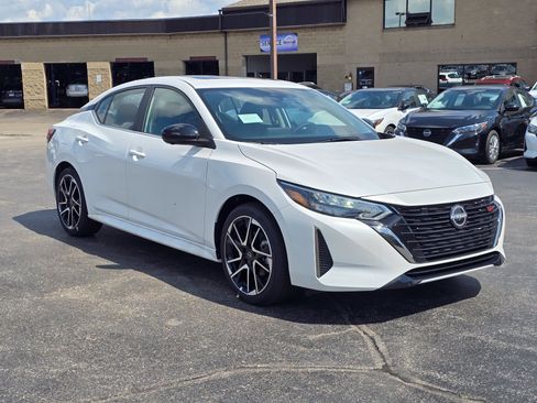 Used 2025 Nissan Sentra SR w/ SR Premium Package FWD image 35