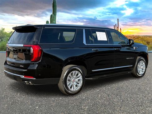 Used 2025 GMC Yukon XL Denali image 4