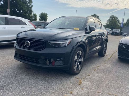 Used 2024 Volvo XC40 B5 Plus AWD/4WD image 3
