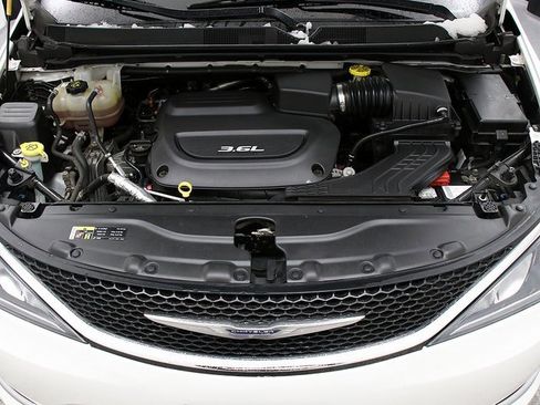 Used 2017 Chrysler Pacifica Touring-L image 28