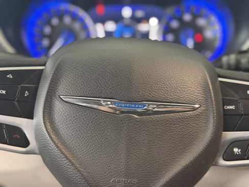 Used 2023 Chrysler Pacifica Touring-L FWD image 36
