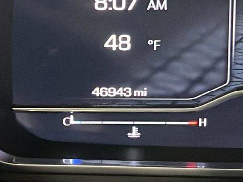 Used 2023 GMC Yukon SLT w/ SLT Premium Package image 10