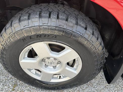 Used 2005 Nissan Frontier SE w/ (P01) Power Pkg AWD/4WD image 9