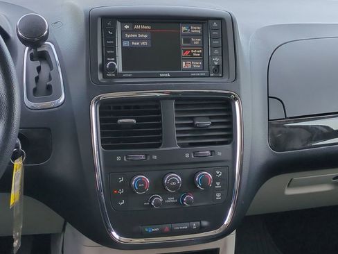 Used 2014 Dodge Grand Caravan SXT image 31