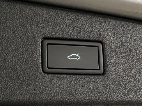 Used 2022 Volkswagen Tiguan SE w/ Panoramic Sunroof Package image 39